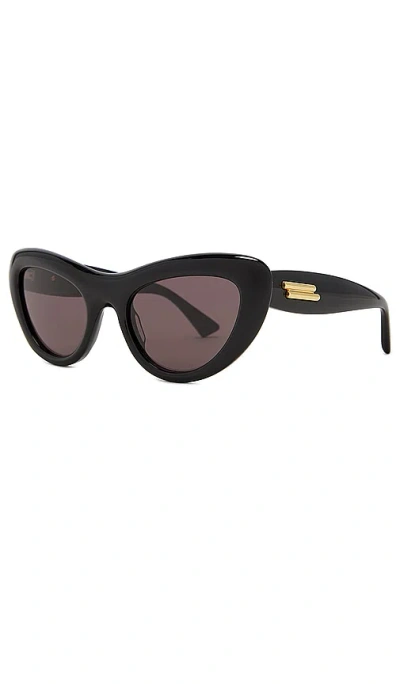 Shop Bottega Veneta Curvy Cat Eye Sunglasses In 黑色