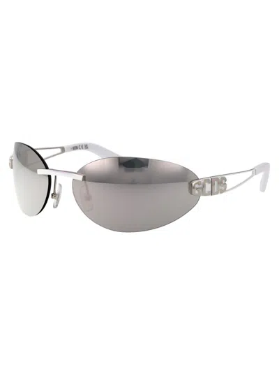 Shop Gcds Sunglasses In 24c Bianco/altro/fumo Specchiato
