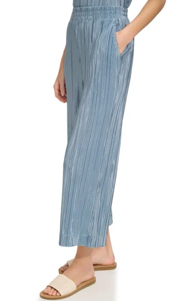 Andrew Marc Sport Crop Pull-on Plissé Pants In Faded Denim
