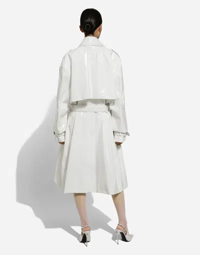 Dolce & Gabbana Belted Patent-finish Trench Coat In ホワイト