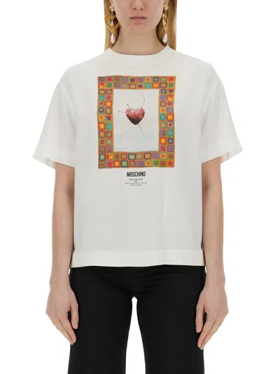 Shop Moschino T-shirt Heart In White