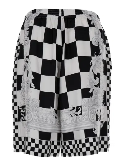 Shop Versace Shorts Contrasto Print In Nero E Bianco