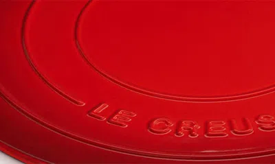 Le Creuset Round Pizza Stone In Cerise