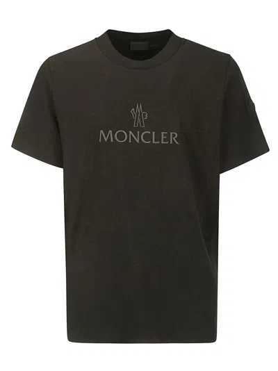 Shop Moncler Ss T-shirt In Black