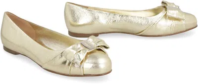 Shop Ferragamo Varina Metallic Leather Ballet Flats In Gold