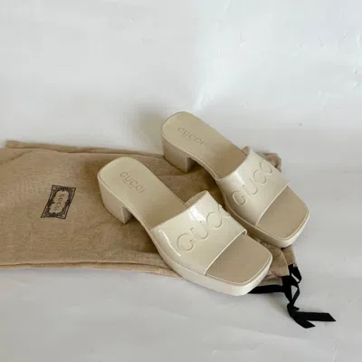 Pre-owned Gucci Off-white Rubber Slide Heeled Sandals