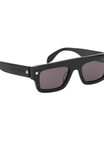 Shop Alexander Mcqueen Spike Studs Sunglasses In Nero