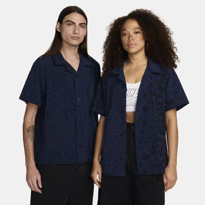 Shop Nike Unisex  Sb Print Bowler Short-sleeve Button-up Skate Shirt In Blue