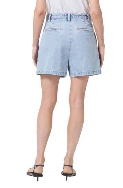Shop Agolde Becker Pleated Relaxed Fit Denim Shorts In Rotate