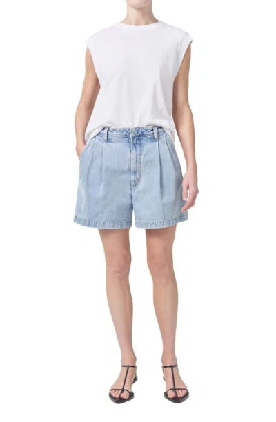 Shop Agolde Becker Pleated Relaxed Fit Denim Shorts In Rotate
