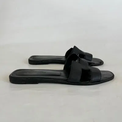 Pre-owned Hermes Hermès Black Oran Sandals, 38.5