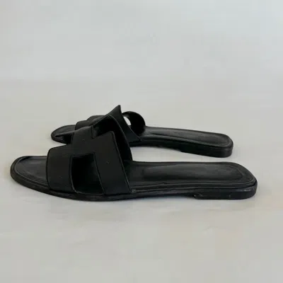 Pre-owned Hermes Hermès Black Oran Sandals, 38.5