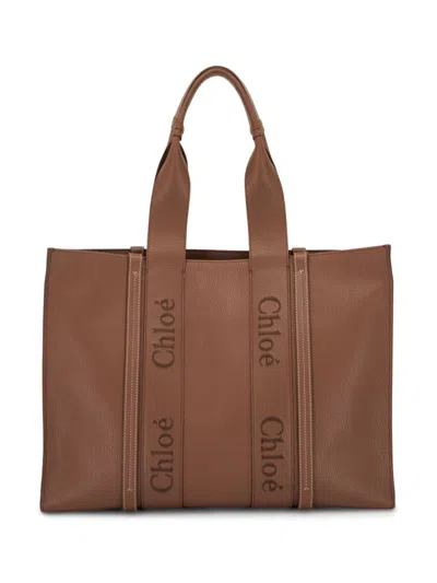 Shop Chloé Woody Large Leather Tote In Brown