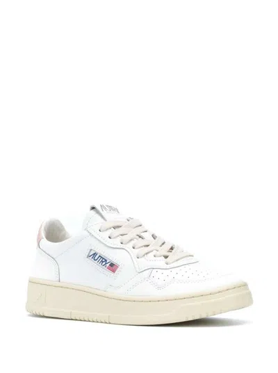 Shop Autry 'medalist' White Low Top Sneakers With Contrasting Heel Tab In Leather Woman