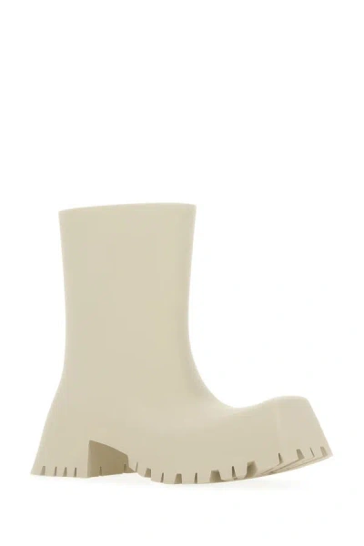 Shop Balenciaga Woman Ivory Rubber Trooper Boots In White