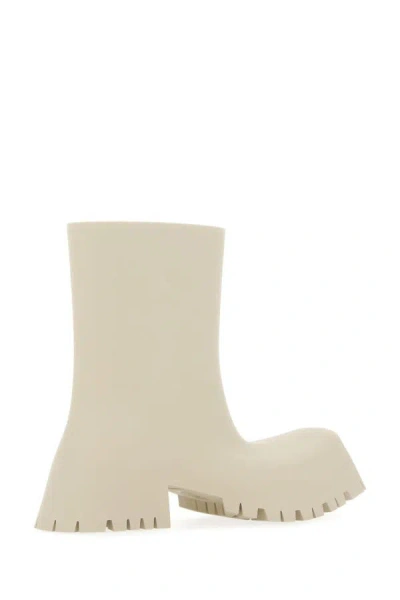 Shop Balenciaga Woman Ivory Rubber Trooper Boots In White