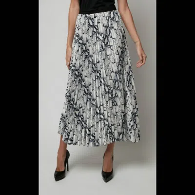 Shop Alberto Makali Houndstooth Pleated Skirt In Black And White In Grey