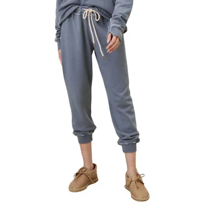 Shop The Great Women's Cropped Sweatpants In Vintage Blue