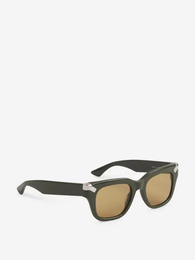 Shop Alexander Mcqueen Punk Rectangular Sunglasses In Detalladas Con Dos Remaches De Metal Plateado En La Parte Delantera