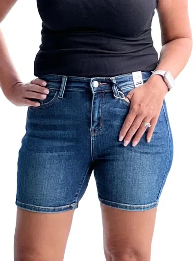 Judy Blue Cutoff Bermuda Short In Medium Wash In Blue