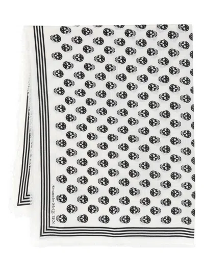 Alexander Mcqueen Skull Printed Frayed-edge Scarf In White