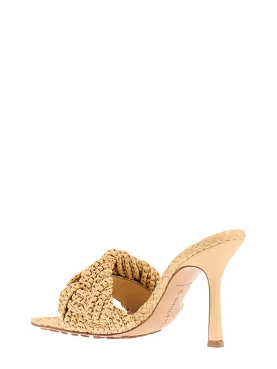 Bottega Veneta Lido 90 Raffia Intrecciato Mule In Beige O Tan