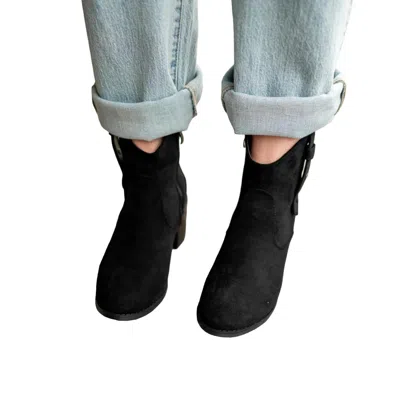 Refresh Jacey Boot In Black In Black
