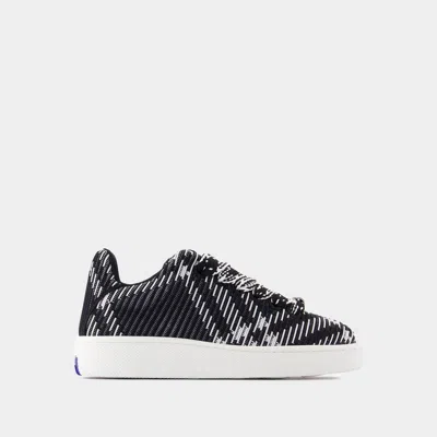 Burberry Check-patterned Low-top Sneakers In Black