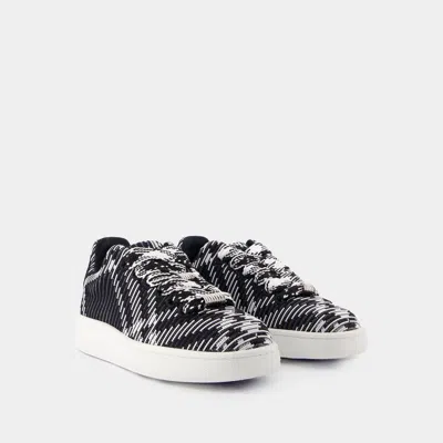 Burberry Check-patterned Low-top Sneakers In Black