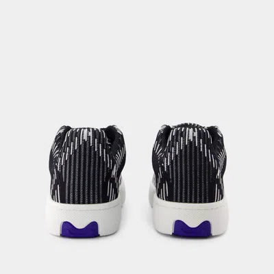 Burberry Check-patterned Low-top Sneakers In Black