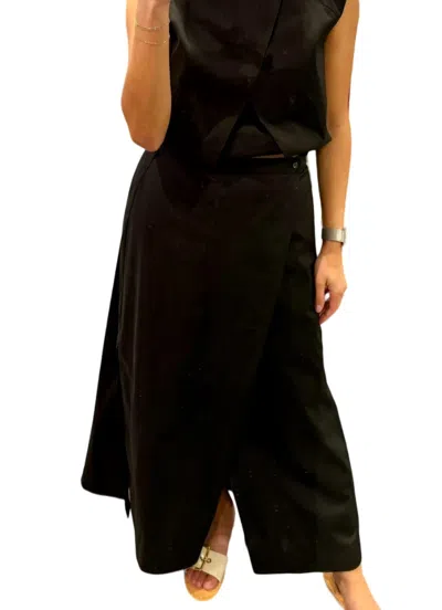 Finley Inverted Pleat Skirt In Black In Black