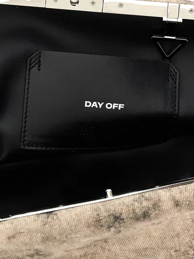 Attico Day Off Canvas Clutch In 灰色的