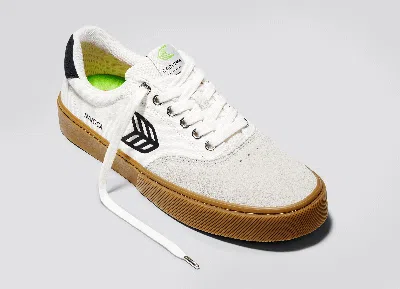Cariuma Naioca Pro Gum Vintage White Suede Off-white Canvas Black Logo Sneaker Men In Off-white Vintage/black
