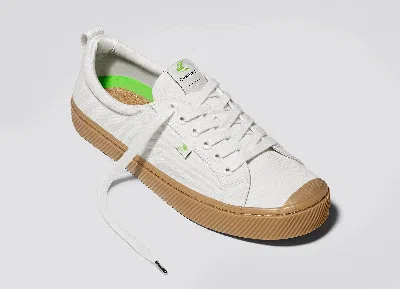 Cariuma Oca Organic Cotton Sneakers In Gum Off-white