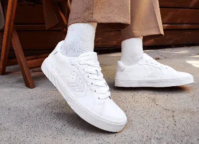 Cariuma Salvas Low-top Sneakers In White/black