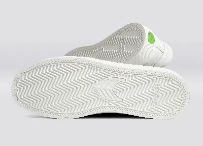 Cariuma Salvas White Premium Leather Ice Logo Sneaker Women In White/ice