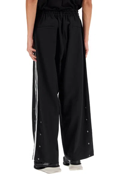 Y-3 Pantaloni In Twill 3 Stripes In Black (black)