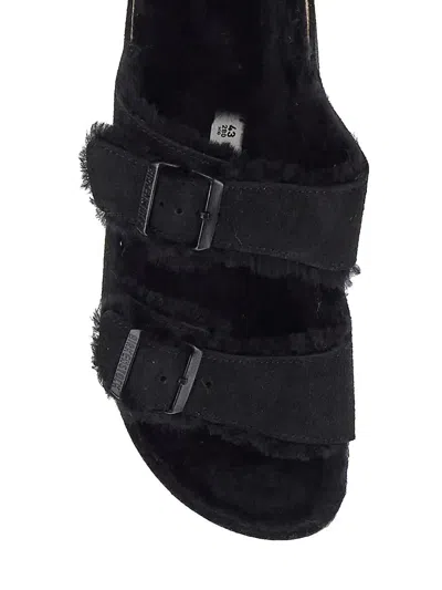 Birkenstock Open Toe Flat Sandals With Fur Texture And Contrast In Nero