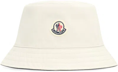 Moncler Bucket Hat In Bianco
