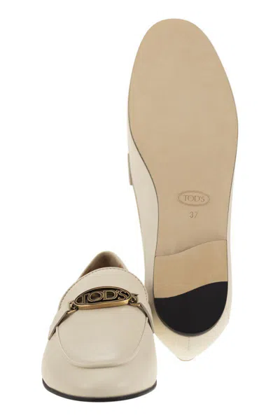 Tod's Logo-plaque Leather Loafers In Beige