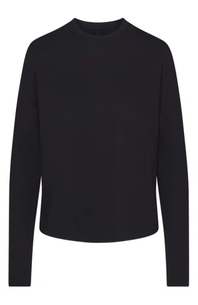 Skims Relaxed Long Sleeve T-shirt In Onyx