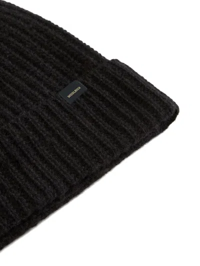 Woolrich Logo Patch Knitted Beanie In Black