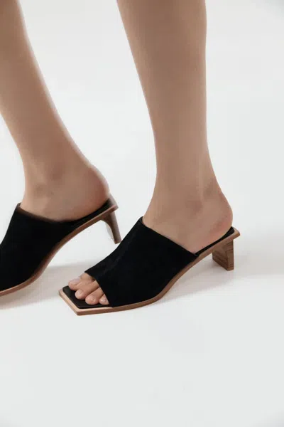 St Agni Raw Edge Heel In Black