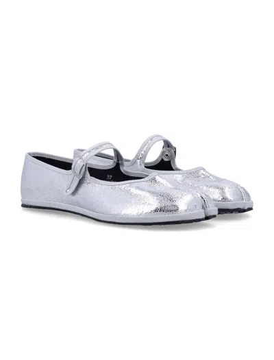 Shop Drogheria Crivellini Fu-tabi Laminated Leather Flat Shoes In Silver