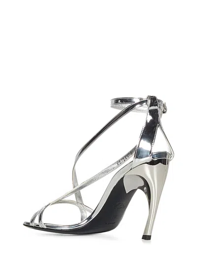 Alexander Mcqueen Twisted Armadillo 95mm Patent Sandals In Silver+silver