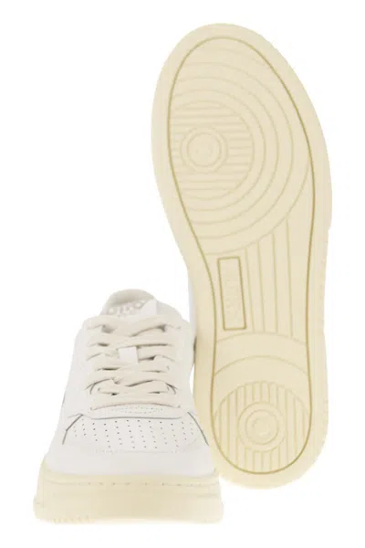 Autry Sneakers In White/lilac