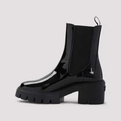 Stuart Weitzman 40mm Soho Chelsea Boots In Black