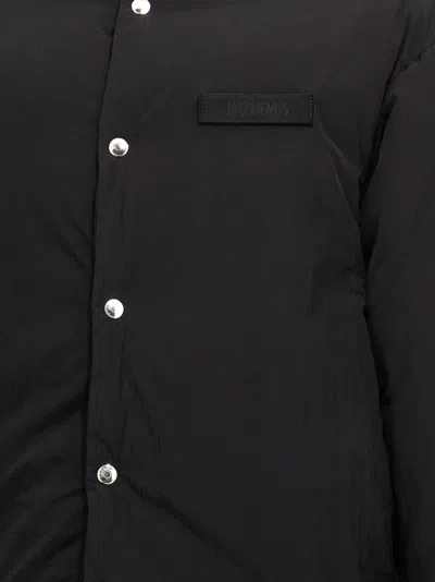 Jacquemus Logo Patch Hooded Puffer Jacket In Black