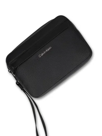 Shop Calvin Klein Logo-print Wash Bag In 黑色