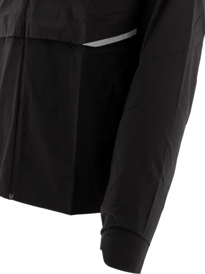 On Core Hooded Jacket With Elastic Cuffs And Reflective Accents In Black